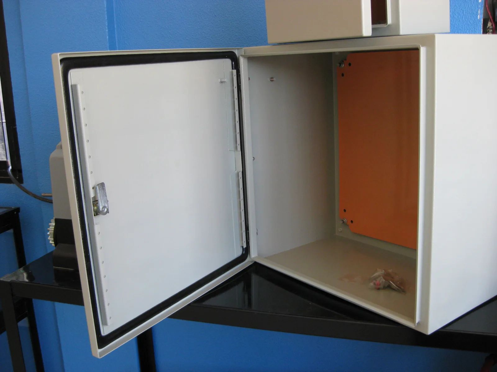 CAJA METALICA 40X40X20 C/BANDEJA
